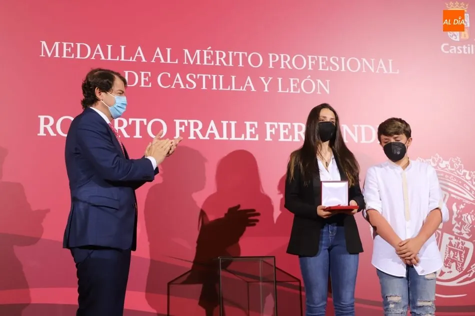 Foto 2 - Los hijos de Roberto Fraile recogen la&nbsp;Medalla al M&eacute;rito Profesional concedida por la Junta a...