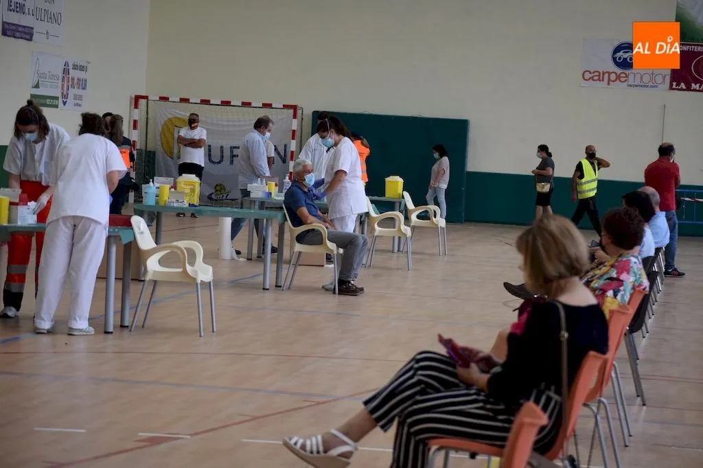 Vacunación en el pabellón municipal de Alba de Tormes / Pedro Zaballos