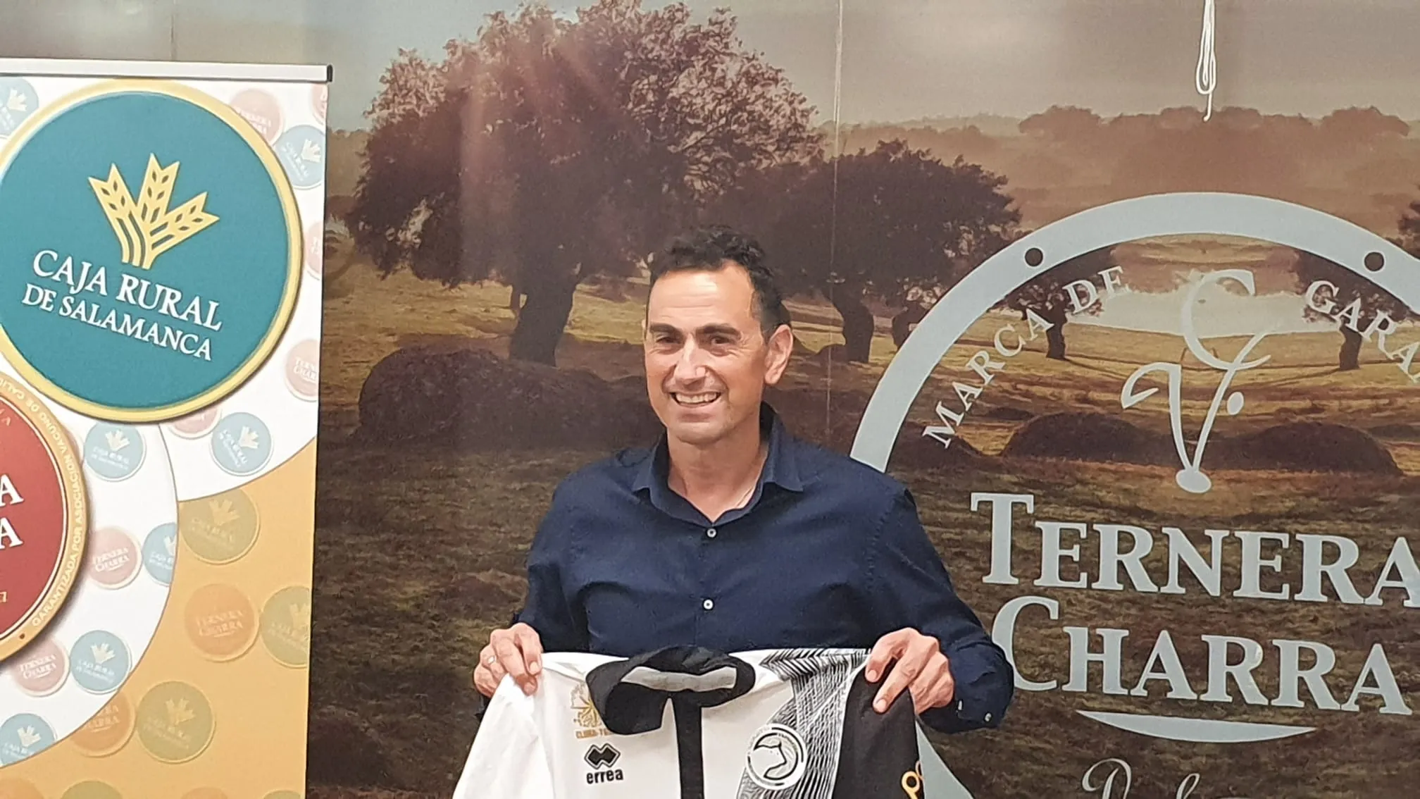 Dani Mori, con una camiseta de Unionistas / Carlos Cuervo