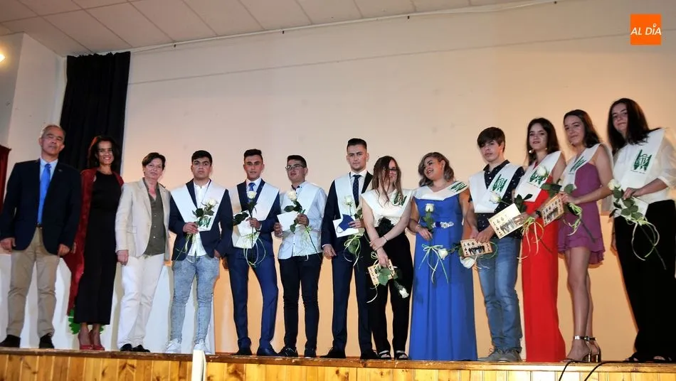 Graduados y profesores al finalizar el acto celebrado en el centro cultural de Lumbrales / E. Corredera