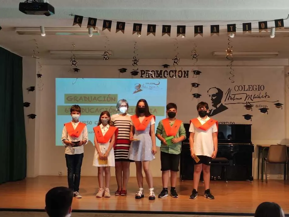 Foto 2 - Semana de graduaciones en el Colegio Antonio Machado  
