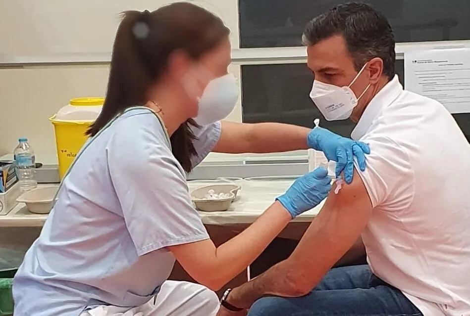 Sánchez recibe la primera dosis de la vacuna frente a la Covid-19. Foto: @sanchezcastejon
