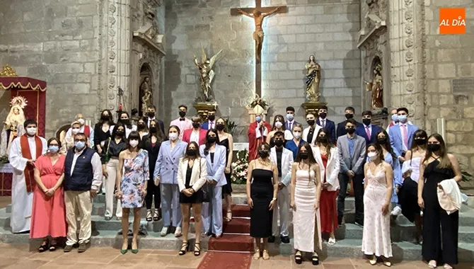 Decenas de jóvenes recibían el sacramento de Confirmación en la iglesia parroquial de Peñaranda