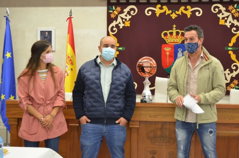 Foto 2 - El alcalde de Villares de la Reina recibe al Pl&aacute;sticos Dur&aacute;n Baloncesto Villares