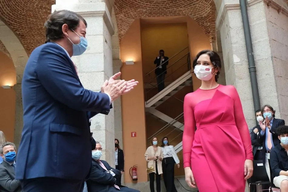 El presidente de la Junta de Castilla y León, Alfonso Fernández Mañueco, aplaude a la presidenta de la Comunidad de Madrid