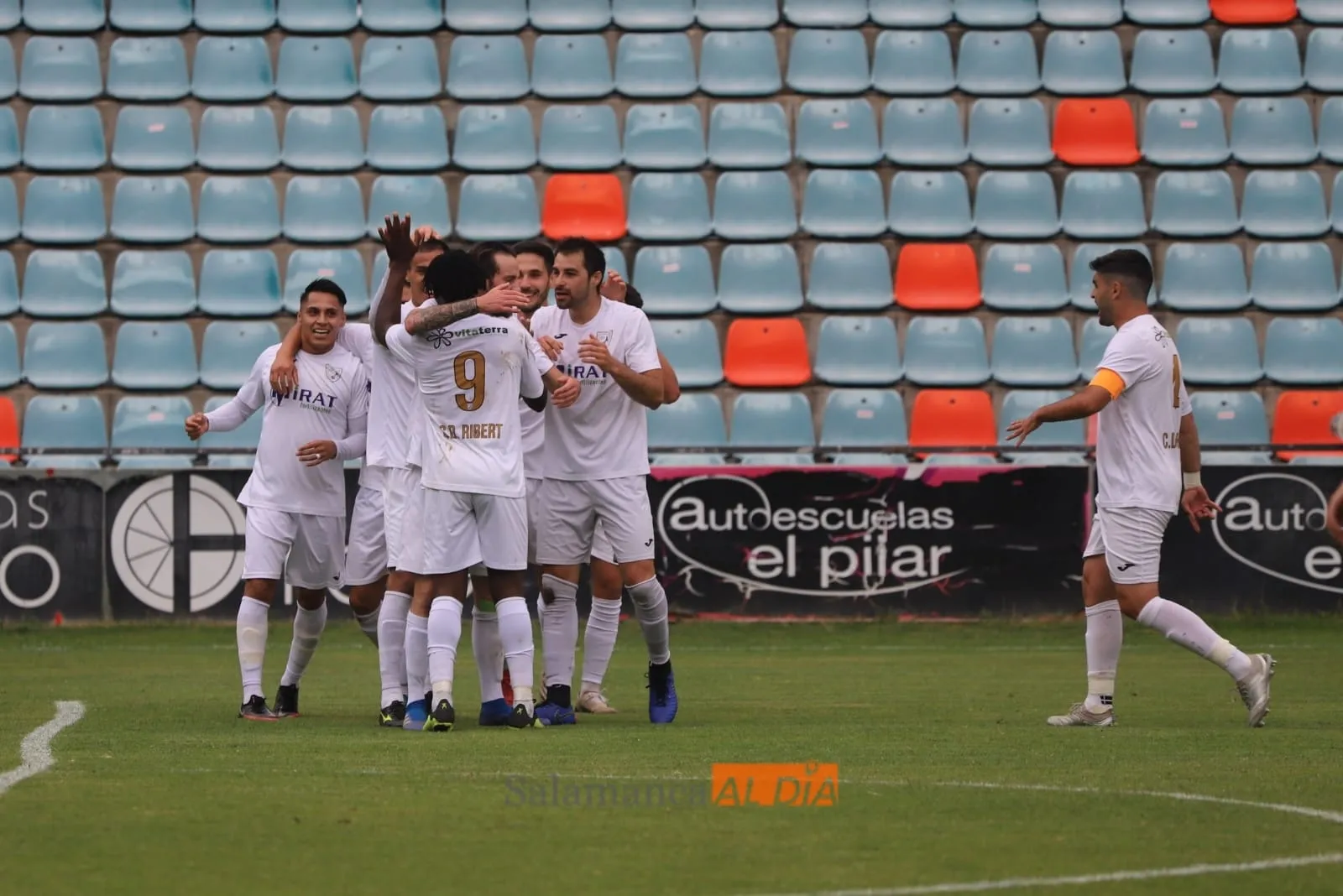 Foto 5 - El Ribert empata con el filial de la Ponferradina en la ida de la final y el Ciudad Rodrigo se...