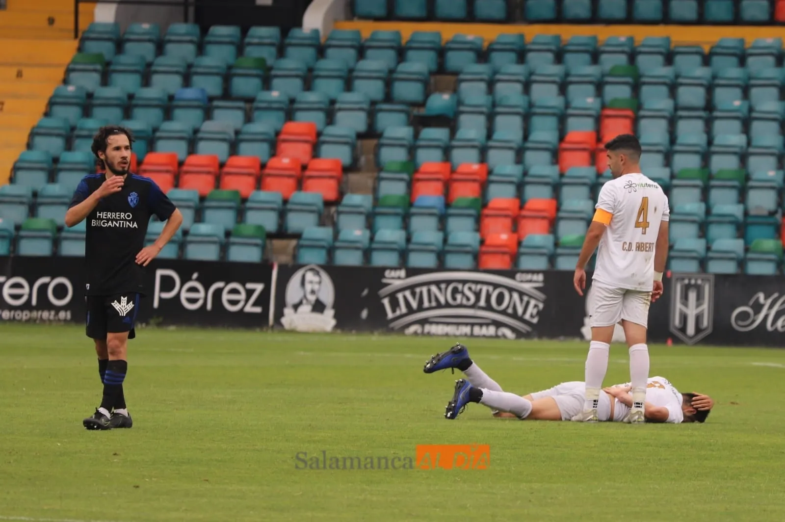 Foto 4 - El Ribert empata con el filial de la Ponferradina en la ida de la final y el Ciudad Rodrigo se...