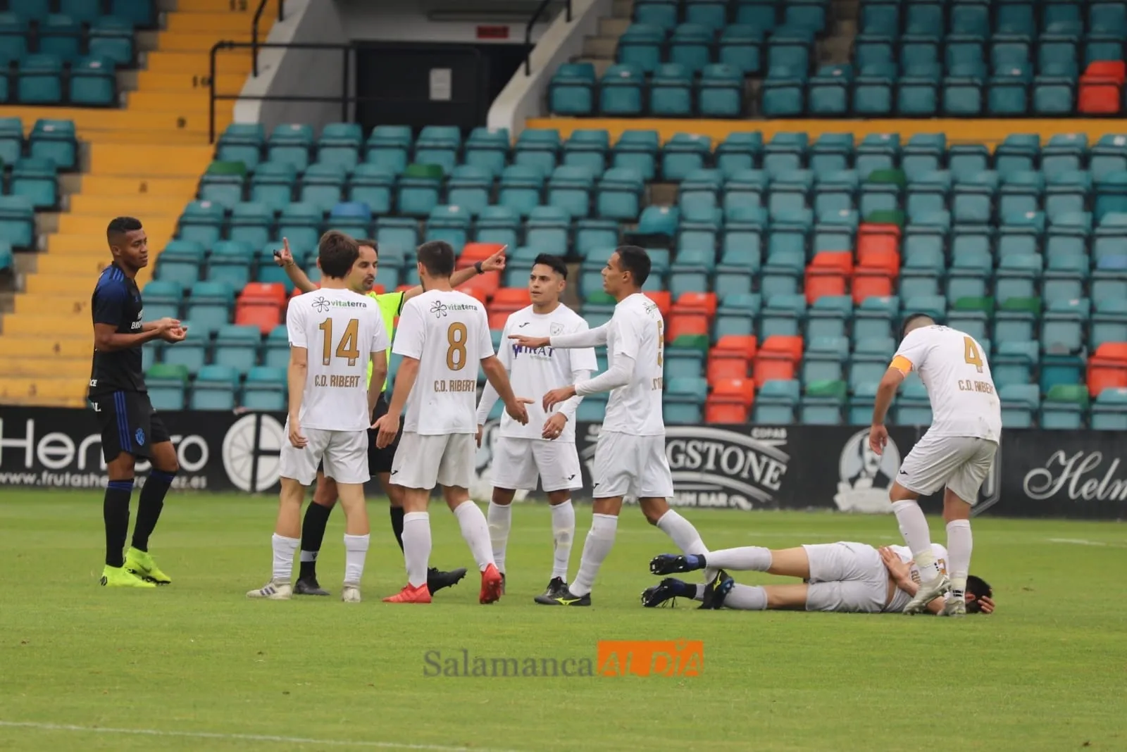 Foto 3 - El Ribert empata con el filial de la Ponferradina en la ida de la final y el Ciudad Rodrigo se...