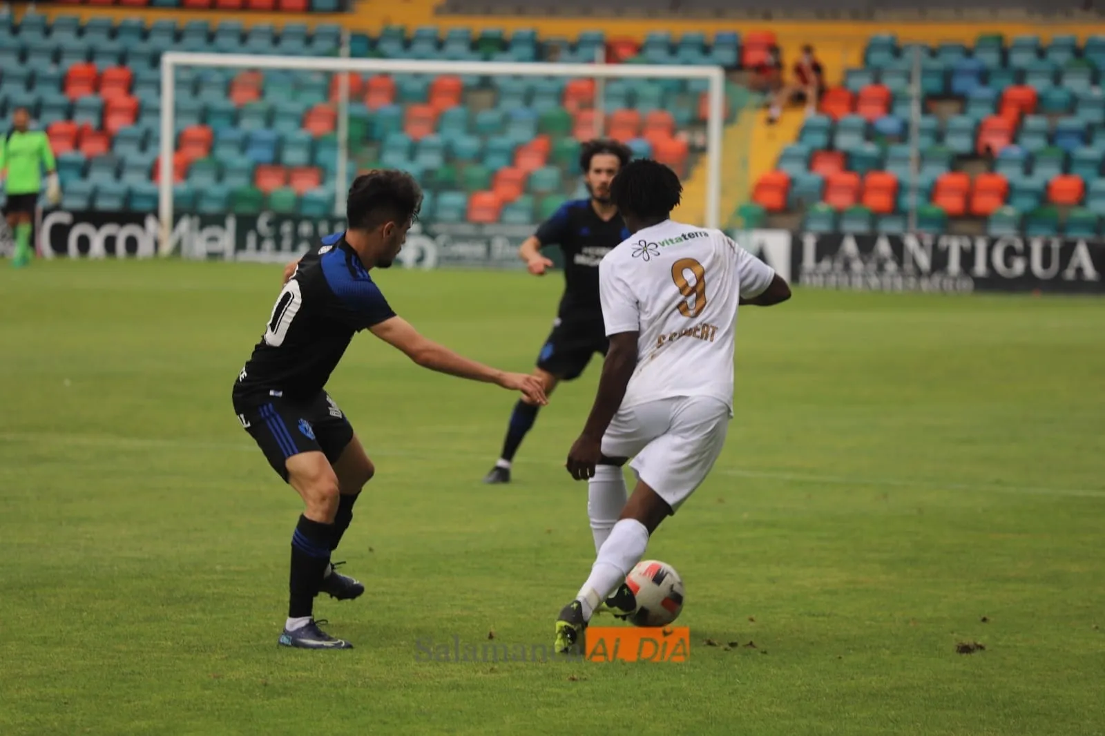 Foto 2 - El Ribert empata con el filial de la Ponferradina en la ida de la final y el Ciudad Rodrigo se...
