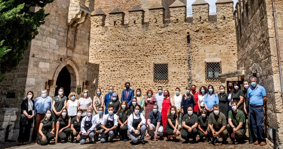 Plantilla trabajadores con presidente Paradores Óscar López