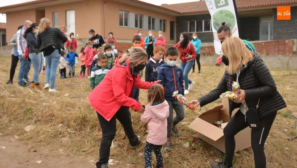 Foto 9 - Los ni&ntilde;os de Lumbrales plantan m&aacute;s de 40 &aacute;rboles en el nuevo Paseo de los Frutales