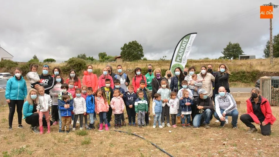 Foto 8 - Los ni&ntilde;os de Lumbrales plantan m&aacute;s de 40 &aacute;rboles en el nuevo Paseo de los Frutales