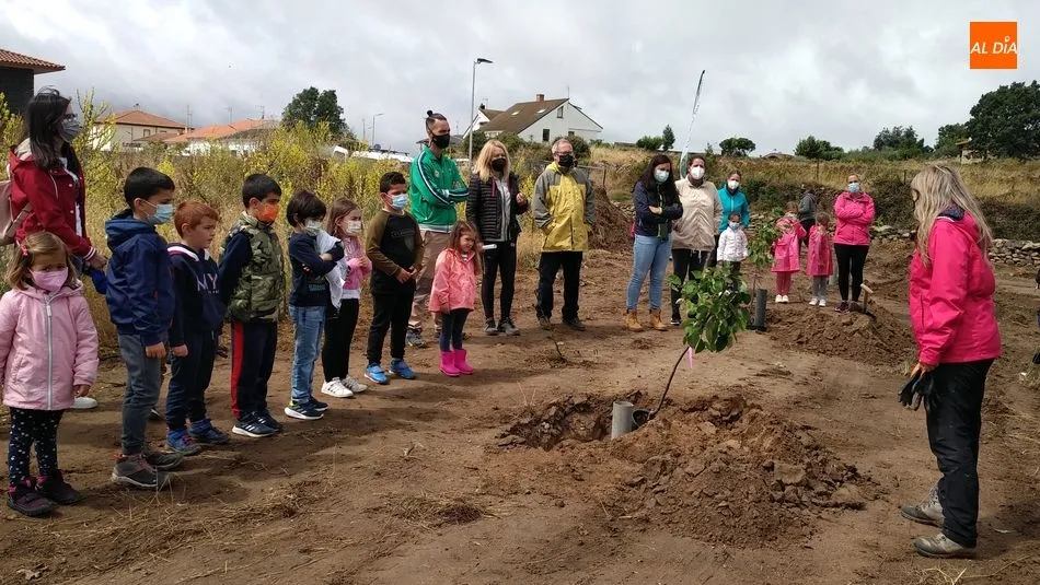 Foto 5 - Los ni&ntilde;os de Lumbrales plantan m&aacute;s de 40 &aacute;rboles en el nuevo Paseo de los Frutales