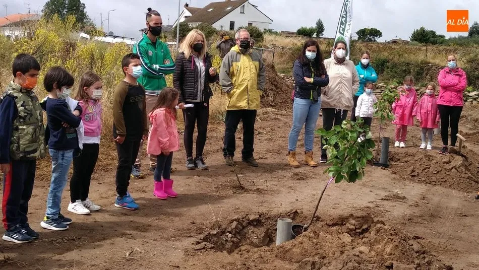Foto 3 - Los ni&ntilde;os de Lumbrales plantan m&aacute;s de 40 &aacute;rboles en el nuevo Paseo de los Frutales