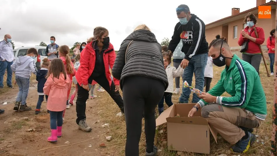 Foto 7 - Los ni&ntilde;os de Lumbrales plantan m&aacute;s de 40 &aacute;rboles en el nuevo Paseo de los Frutales