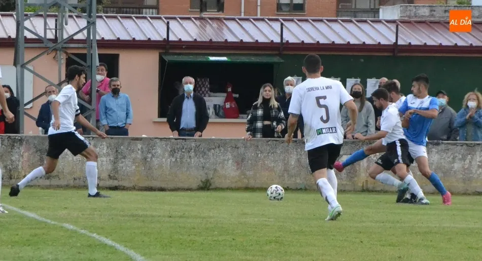 Foto 11 - El Ciudad Rodrigo remonta para coger ventaja en la vibrante final por el ascenso a 3&ordf; RFEF  