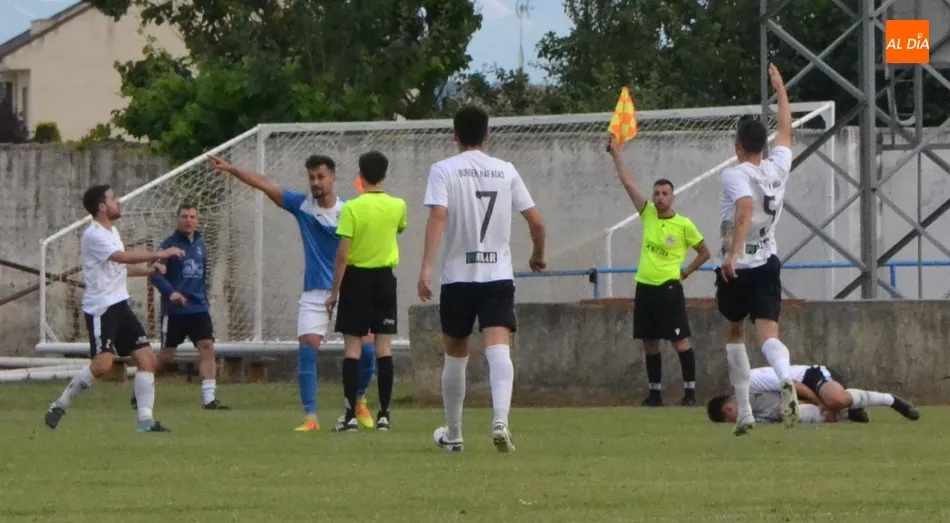 Foto 9 - El Ciudad Rodrigo remonta para coger ventaja en la vibrante final por el ascenso a 3&ordf; RFEF  