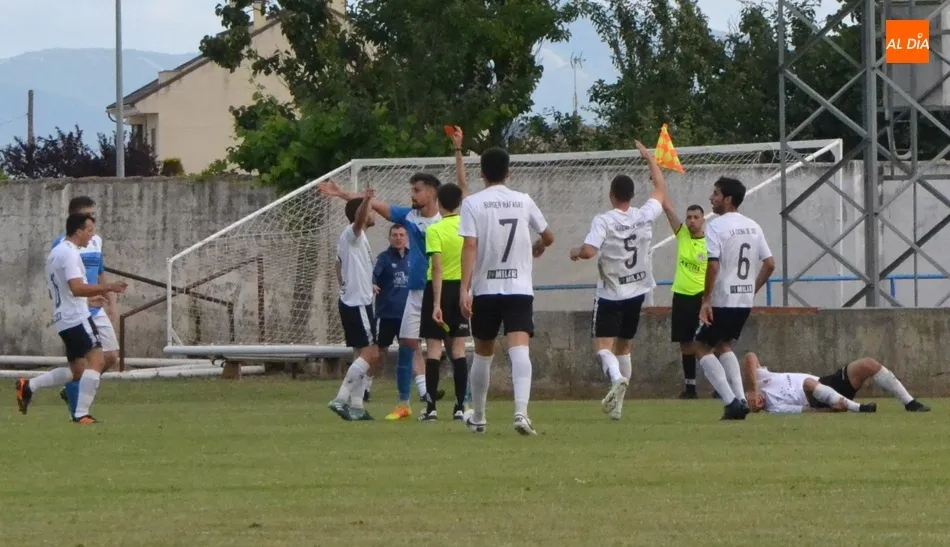 Foto 8 - El Ciudad Rodrigo remonta para coger ventaja en la vibrante final por el ascenso a 3&ordf; RFEF  