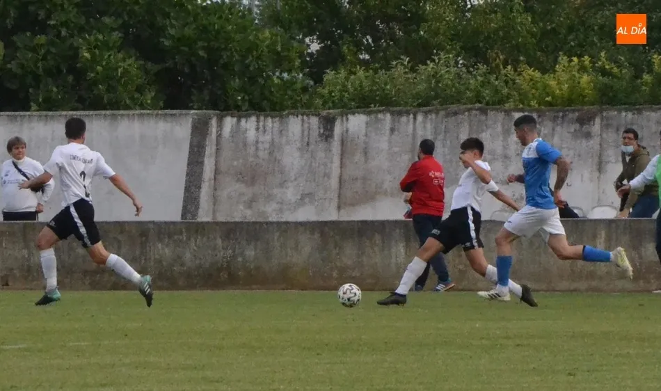 Foto 10 - El Ciudad Rodrigo remonta para coger ventaja en la vibrante final por el ascenso a 3&ordf; RFEF  