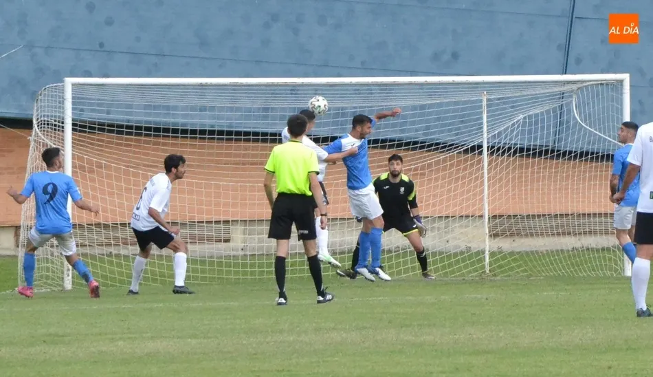 Foto 7 - El Ciudad Rodrigo remonta para coger ventaja en la vibrante final por el ascenso a 3&ordf; RFEF  