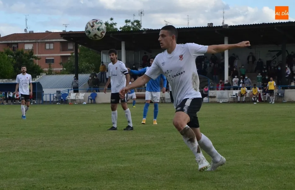 Foto 6 - El Ciudad Rodrigo remonta para coger ventaja en la vibrante final por el ascenso a 3&ordf; RFEF  