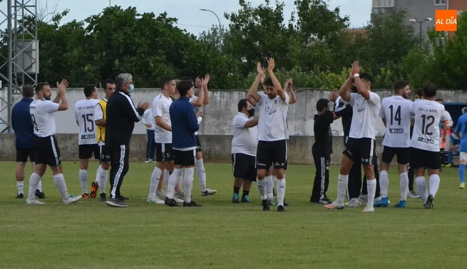Foto 2 - El Ciudad Rodrigo remonta para coger ventaja en la vibrante final por el ascenso a 3&ordf; RFEF  