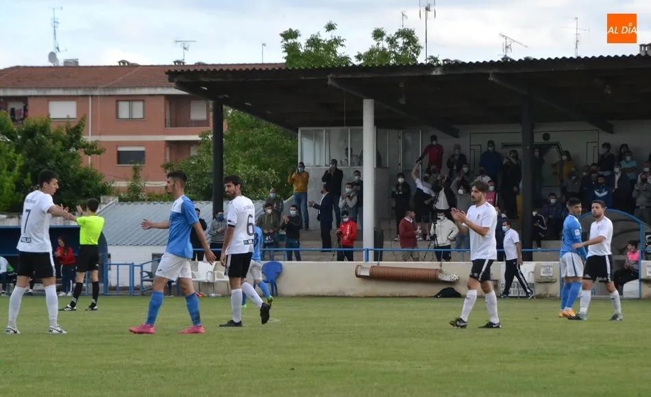 Foto 4 - El Ciudad Rodrigo remonta para coger ventaja en la vibrante final por el ascenso a 3&ordf; RFEF  