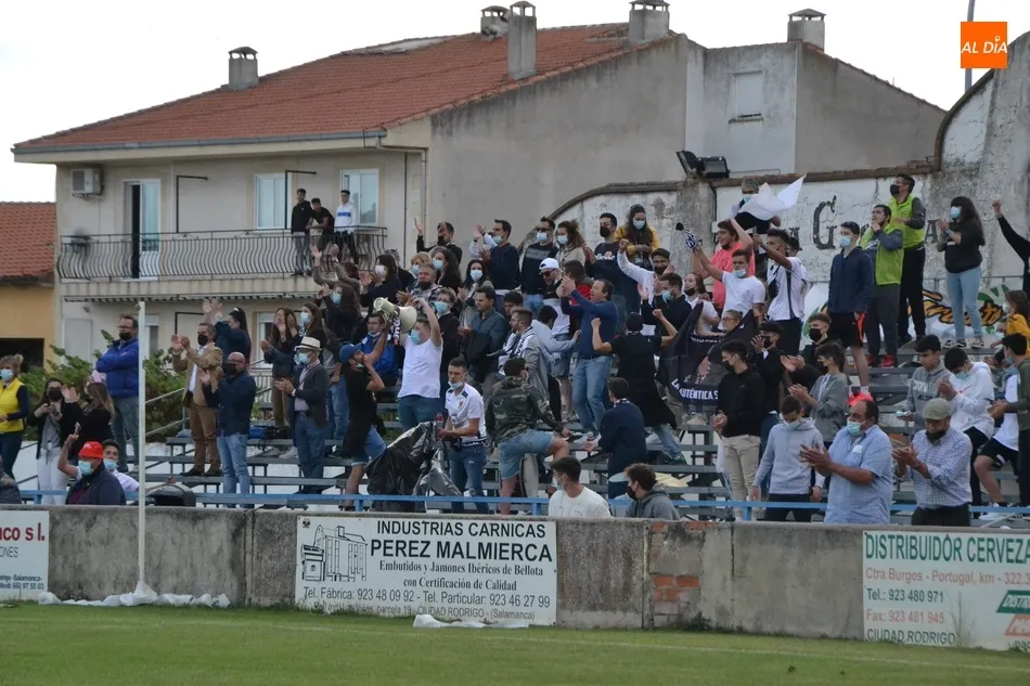 Foto 3 - El Ciudad Rodrigo remonta para coger ventaja en la vibrante final por el ascenso a 3&ordf; RFEF  
