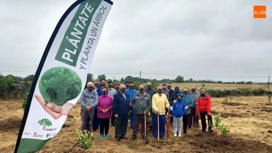 Foto 2 - Vecinos de todas las edades participan en la plantaci&oacute;n de &aacute;rboles en Ba&ntilde;ob&aacute;rez&nbsp;
