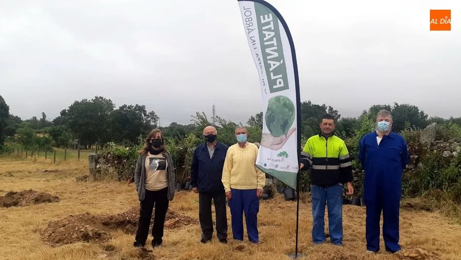 Foto 3 - Vecinos de todas las edades participan en la plantaci&oacute;n de &aacute;rboles en Ba&ntilde;ob&aacute;rez&nbsp;