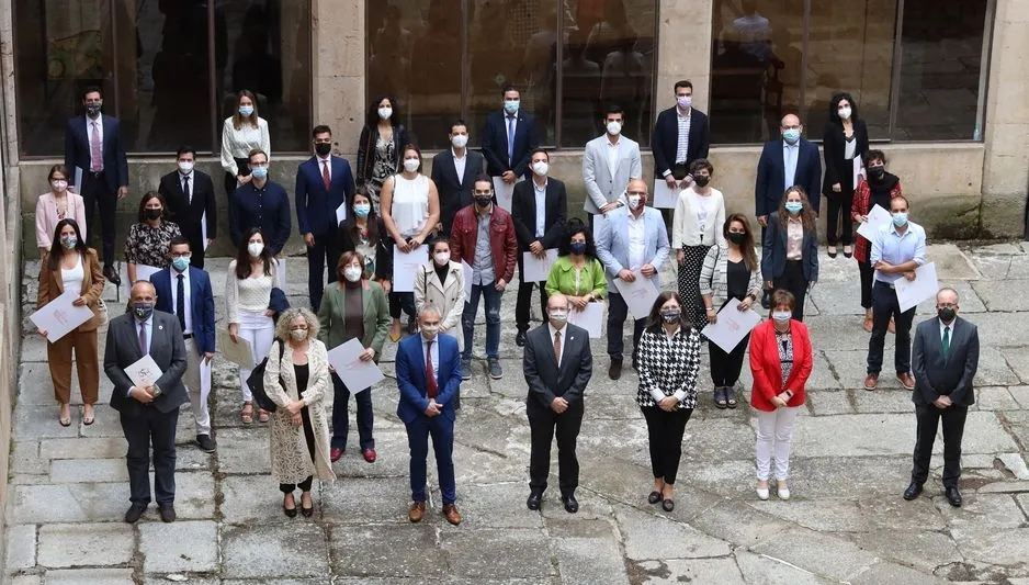 El rector , Ricardo Rivero, junto a los homenajeados