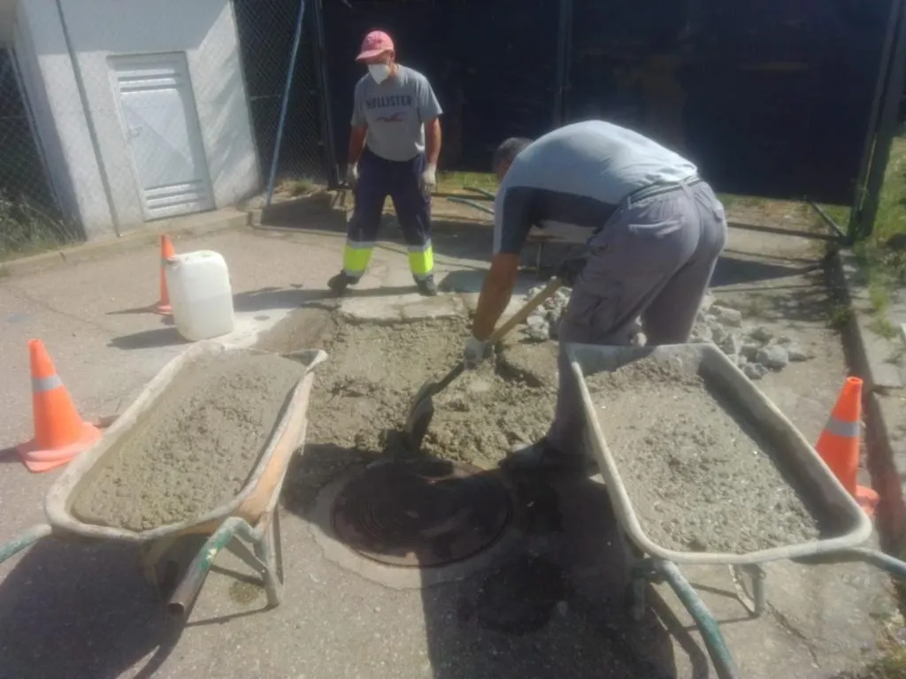 Reparación del pavimento por parte de operarios municipales