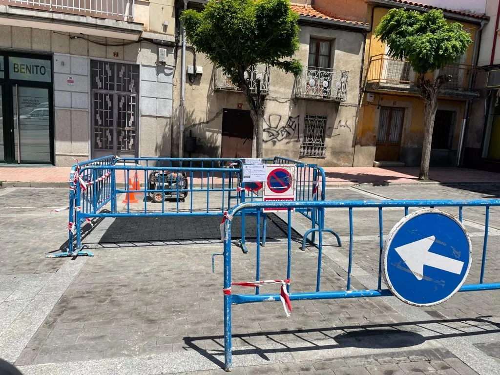 Foto 2 - Reparaci&oacute;n del pavimento o labores de limpieza, &uacute;ltimos trabajos del &aacute;rea de infraestructuras y...