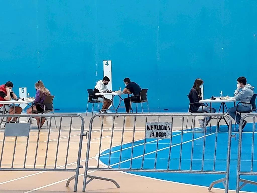 Disputa de diferentes partidas por parte de los jugadores en el torneo