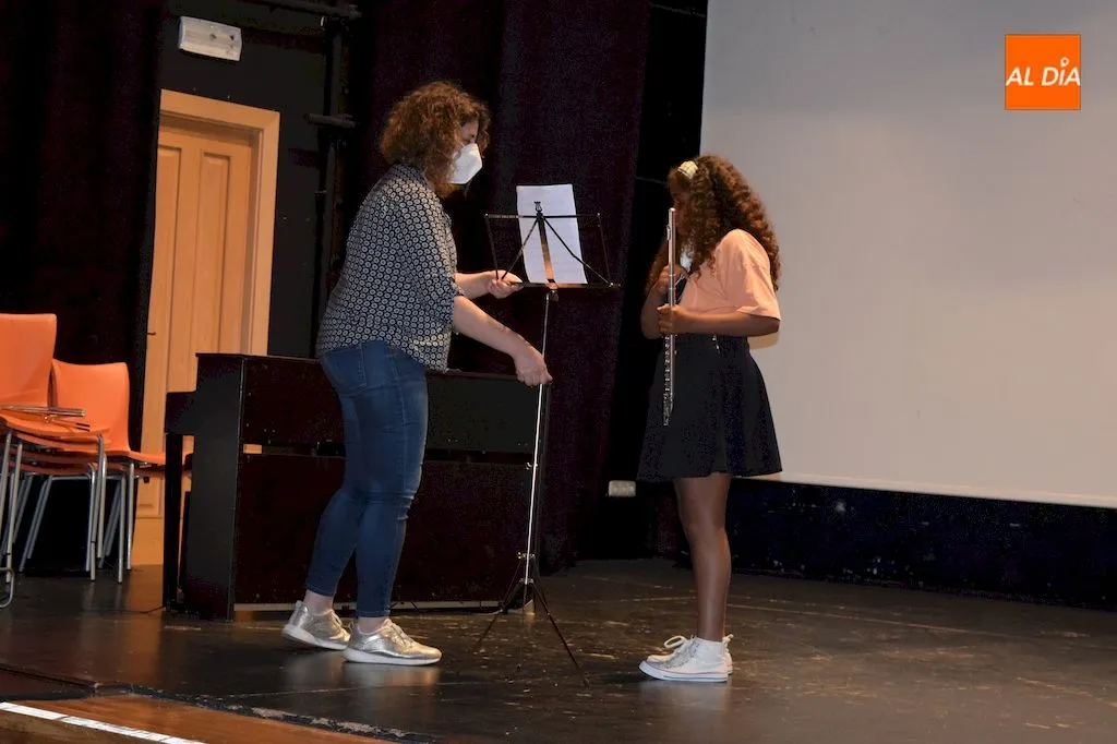 Foto 8 - Los alumnos de la Escuela de M&uacute;sica de Alba de Tormes despiden el curso sobre el escenario con las ...