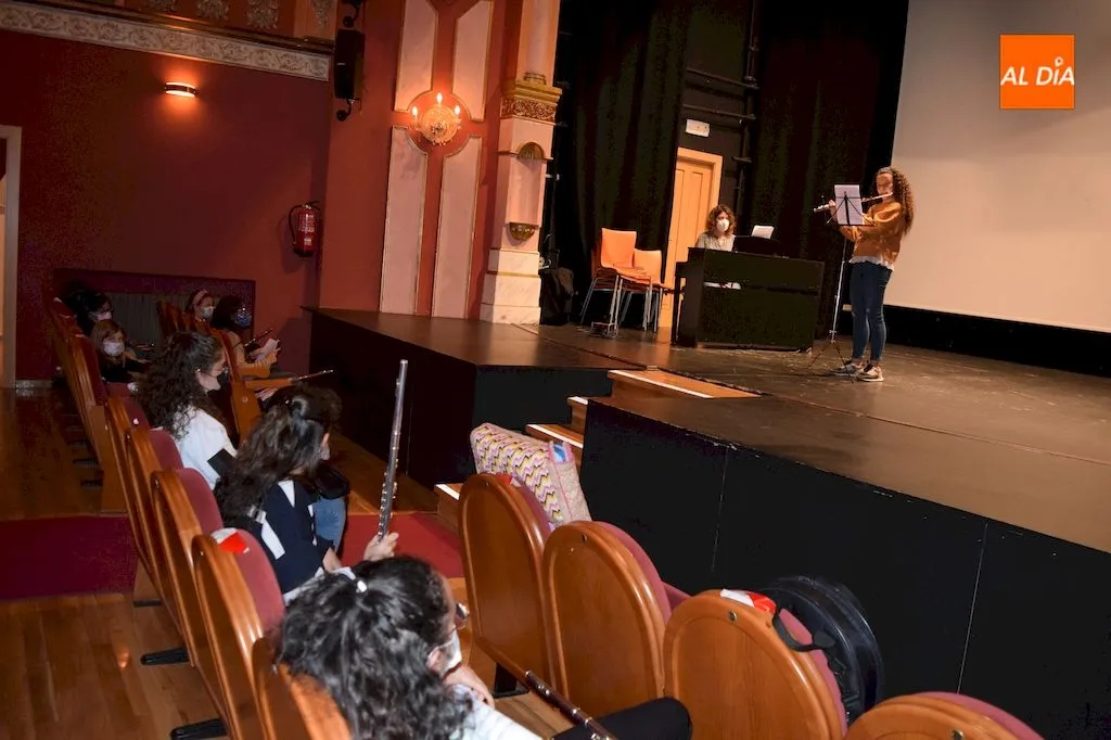 Actuación de flauta en el teatro de la villa ducal / Pedro Zaballos