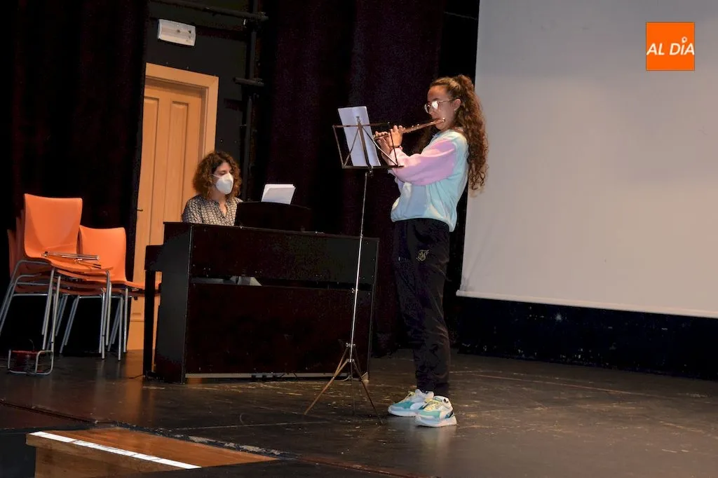 Foto 7 - Los alumnos de la Escuela de M&uacute;sica de Alba de Tormes despiden el curso sobre el escenario con las ...