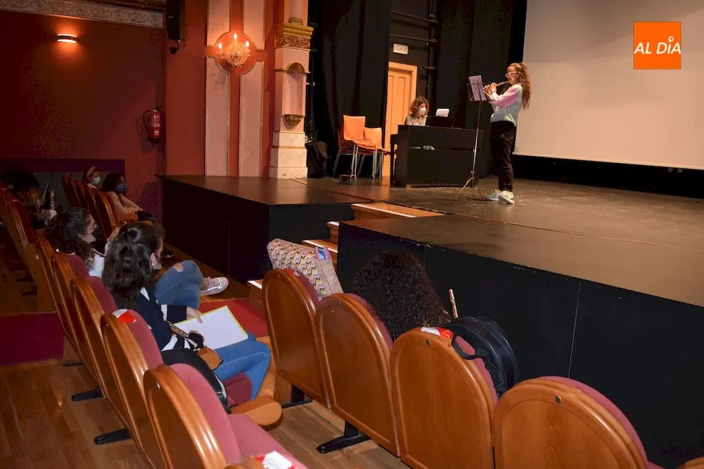 Foto 6 - Los alumnos de la Escuela de M&uacute;sica de Alba de Tormes despiden el curso sobre el escenario con las ...