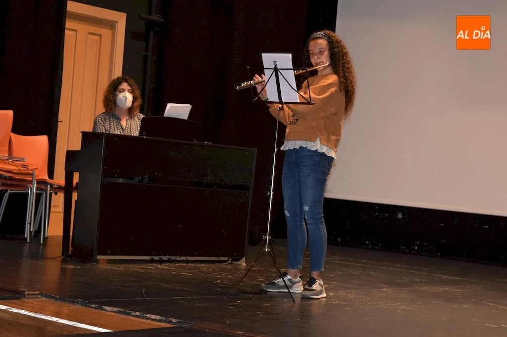 Foto 5 - Los alumnos de la Escuela de M&uacute;sica de Alba de Tormes despiden el curso sobre el escenario con las ...