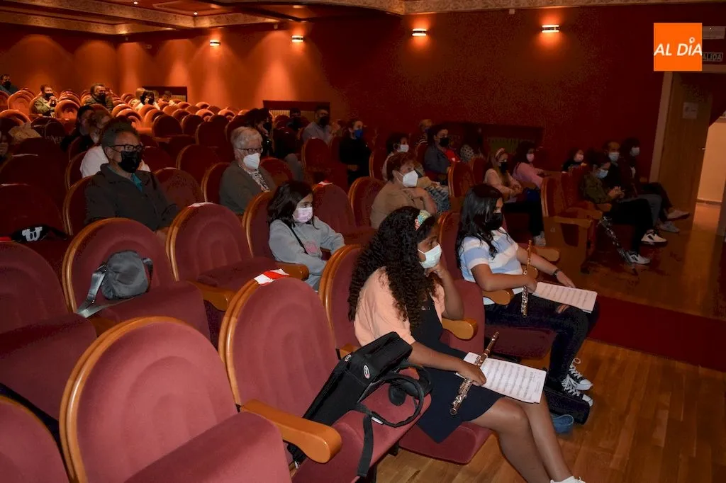 Foto 4 - Los alumnos de la Escuela de M&uacute;sica de Alba de Tormes despiden el curso sobre el escenario con las ...