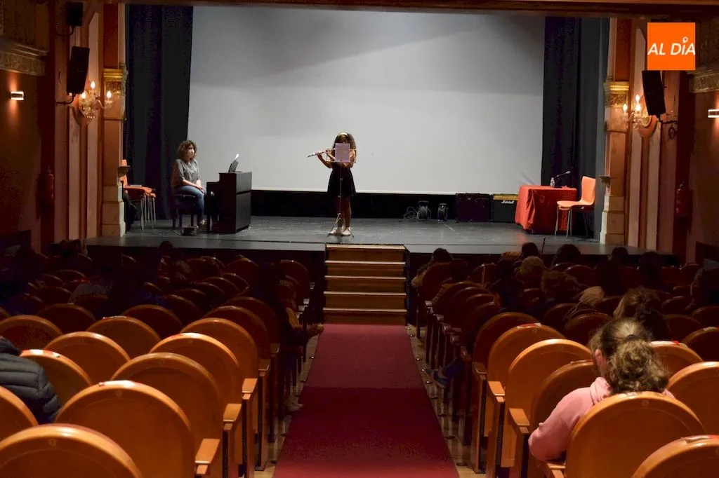 Foto 2 - Los alumnos de la Escuela de M&uacute;sica de Alba de Tormes despiden el curso sobre el escenario con las ...