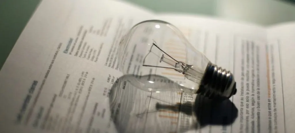 Dos bombillas sobre facturas