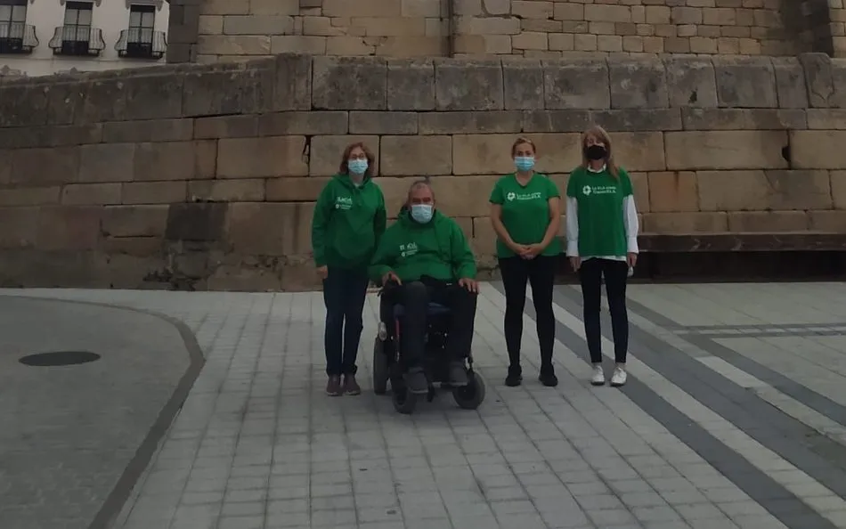 Foto 7 - La torre de la iglesia de Vitigudino se viste de verde en apoyo a los enfermos de ELA  