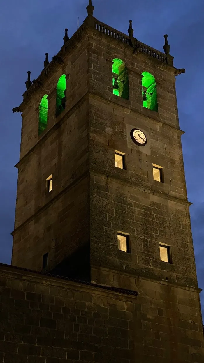 Foto 5 - La torre de la iglesia de Vitigudino se viste de verde en apoyo a los enfermos de ELA  