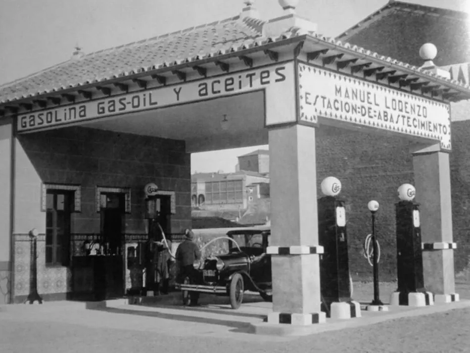 Gasolinera a la entrada del puente Enrique Estevan. Foto Almaraz, década de los 30