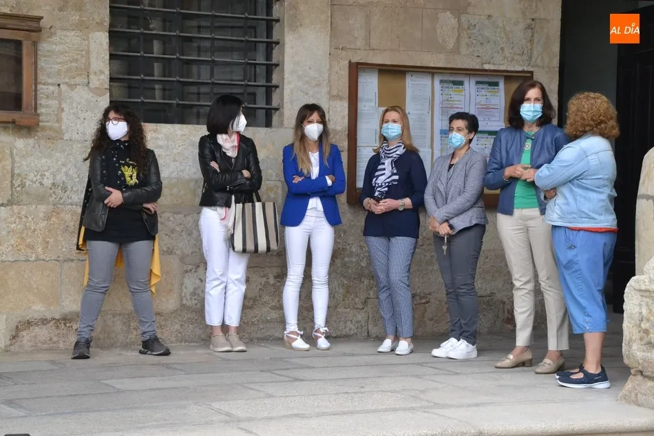 Foto 4 - Guardado un minuto de silencio en memoria de la mujer asesinada el lunes en Valladolid  