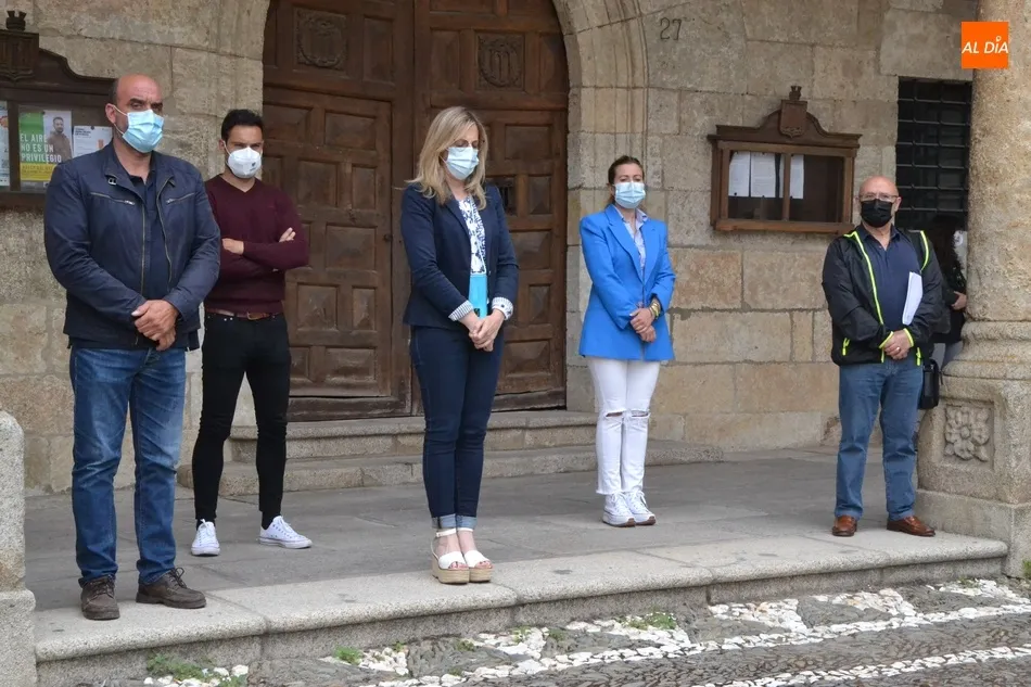Foto 5 - Guardado un minuto de silencio en memoria de la mujer asesinada el lunes en Valladolid  