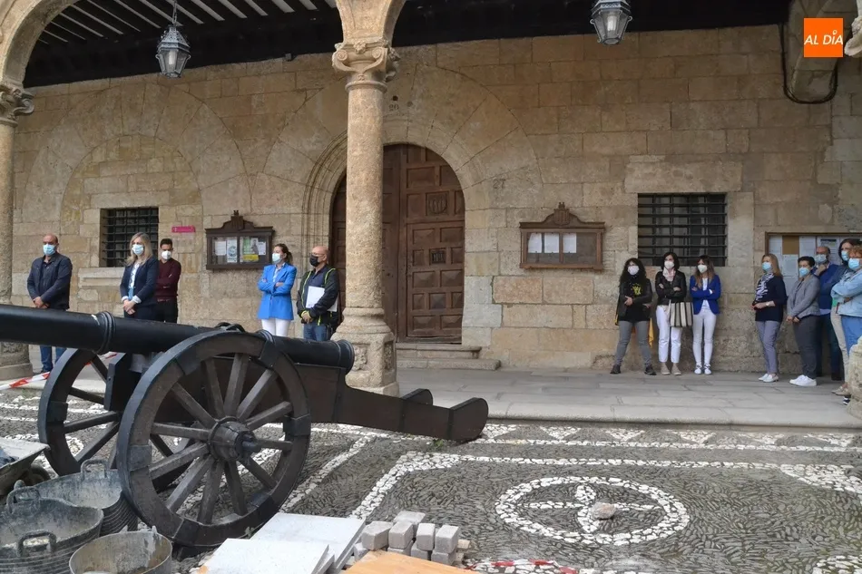 Foto 3 - Guardado un minuto de silencio en memoria de la mujer asesinada el lunes en Valladolid  