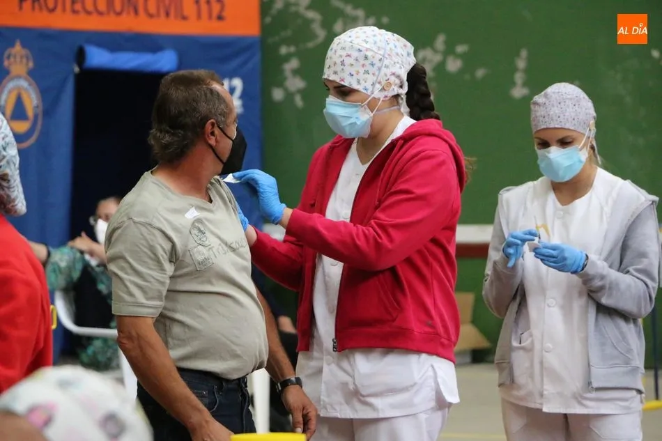 Foto 9 - M&aacute;s de 600 personas de entre 52 y 55 a&ntilde;os reciben en Vitigudino la segunda dosis de Pfizer  
