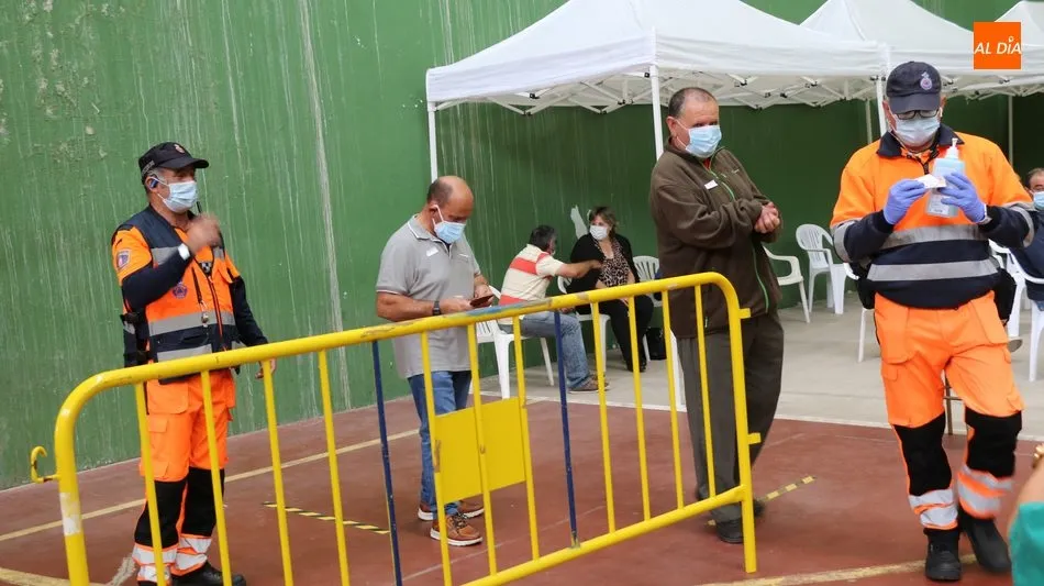 Foto 8 - M&aacute;s de 600 personas de entre 52 y 55 a&ntilde;os reciben en Vitigudino la segunda dosis de Pfizer  